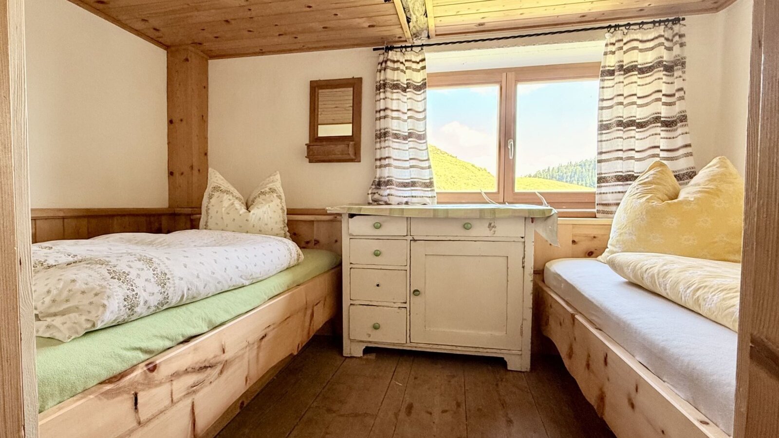 Schlafzimmer Zirbe (1 Bett 120 cm x 200 cm und 1 Bett 90 cm x 200 cm)