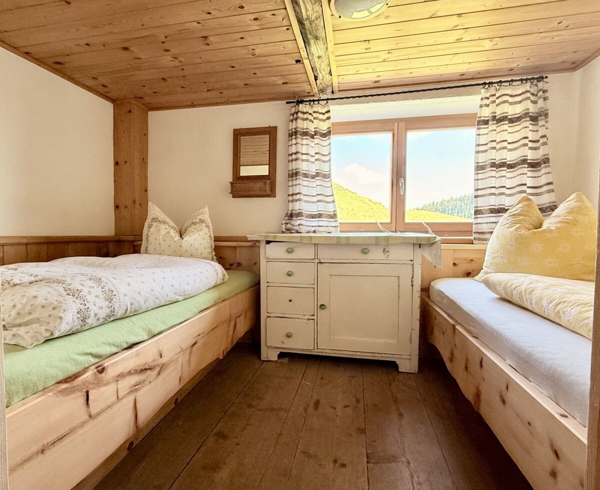 Schlafzimmer Zirbe (1 Bett 120 cm x 200 cm und 1 Bett 90 cm x 200 cm)