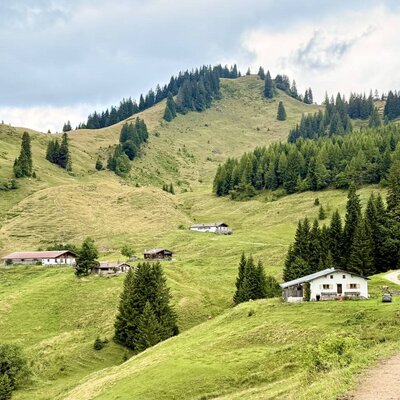 Karalm mit Raineralm im Vordergrund