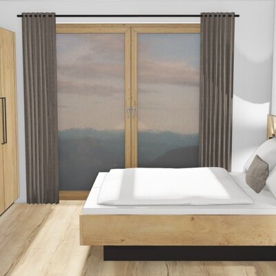 Wir sind aktuell noch im Umbau, ab Dezember 2025 starten wir mit der Vermietung unserer neuen Ferienwohnung. Doppelzimmer im Bauernhof mit Holzbett, Kleiderschrank und Blick auf die Berge.