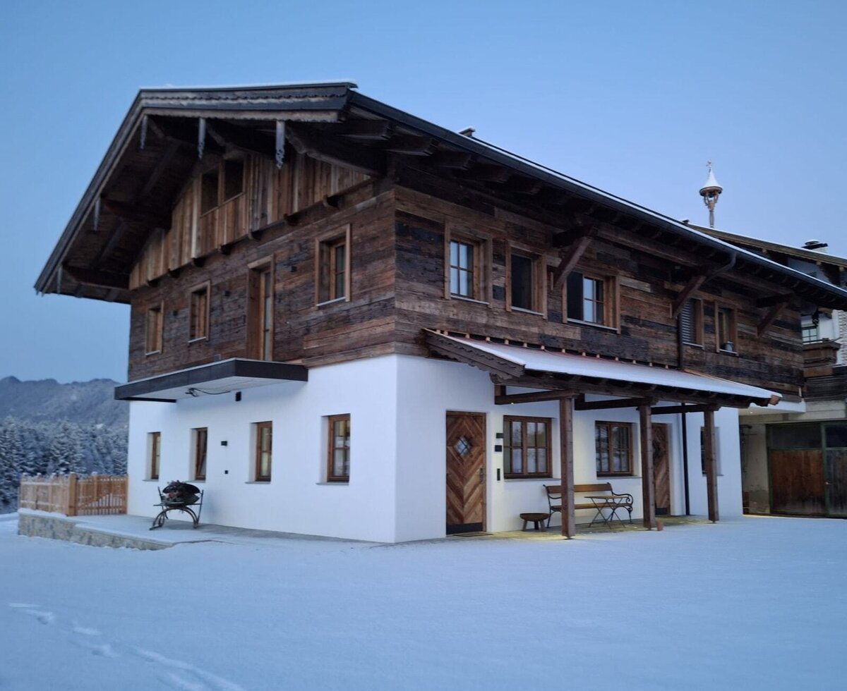 Außenansicht des Riedhof-Zuahaus´ Ostseite (Eingänge der Studios) umgeben von Schnee.