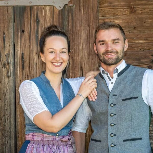 Christina und Jakob, die Gastgeber des Bauernhofs, begrüßen Sie persönlich.