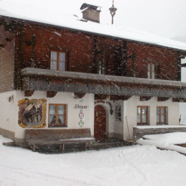 Bei Schnee und Sturm gemütliches beisammensitzen in der warmen Küche