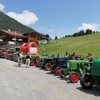 Historische Traktoren und Oldtimer beim jährlichen Traktor- und Oldtimertreffen am Pfingstsonntag.