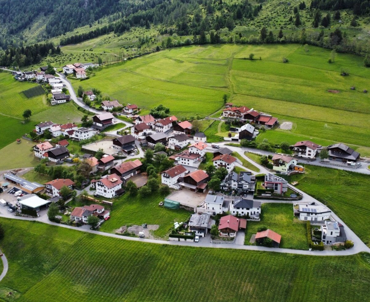 Unser kleiner Weiler Brikach im Frühling