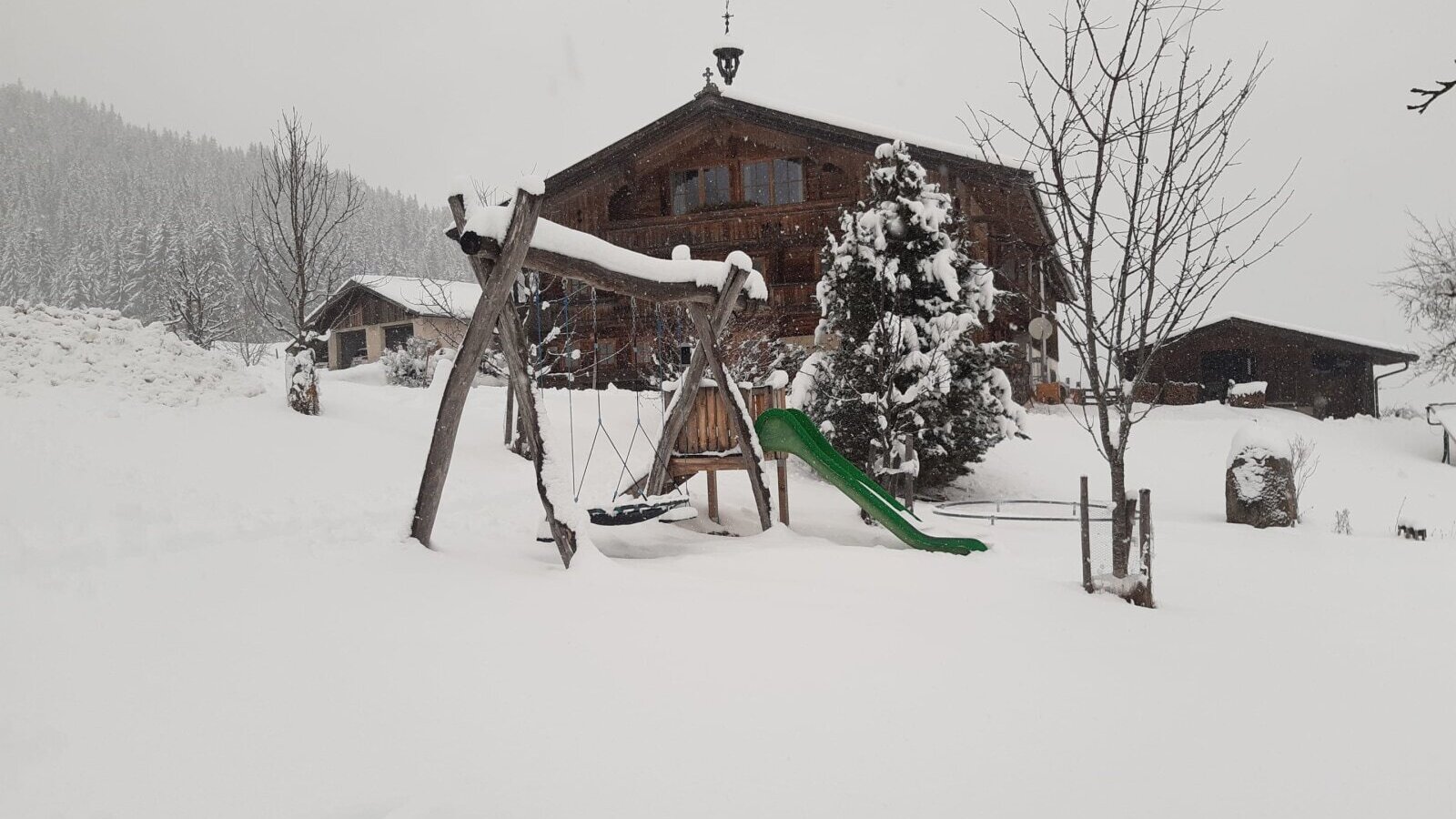 Spielplatz im Schnee