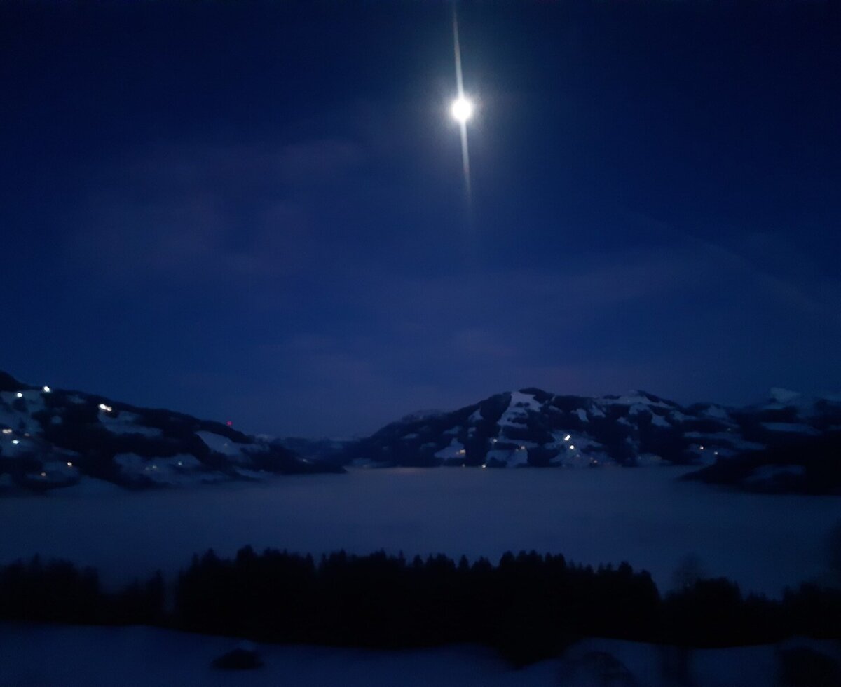 Nebel im Tal im Vollmondschein
