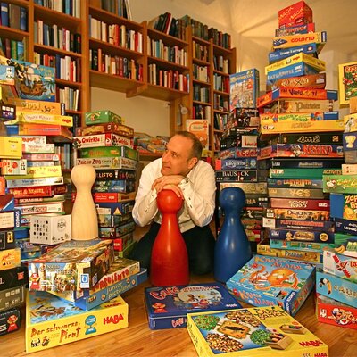 Spielehotel - Dieter Mayr Hassler mit Spieleschatz