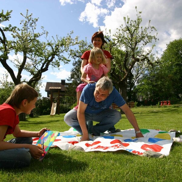 Neumis im Garten vom Spiele-Resort