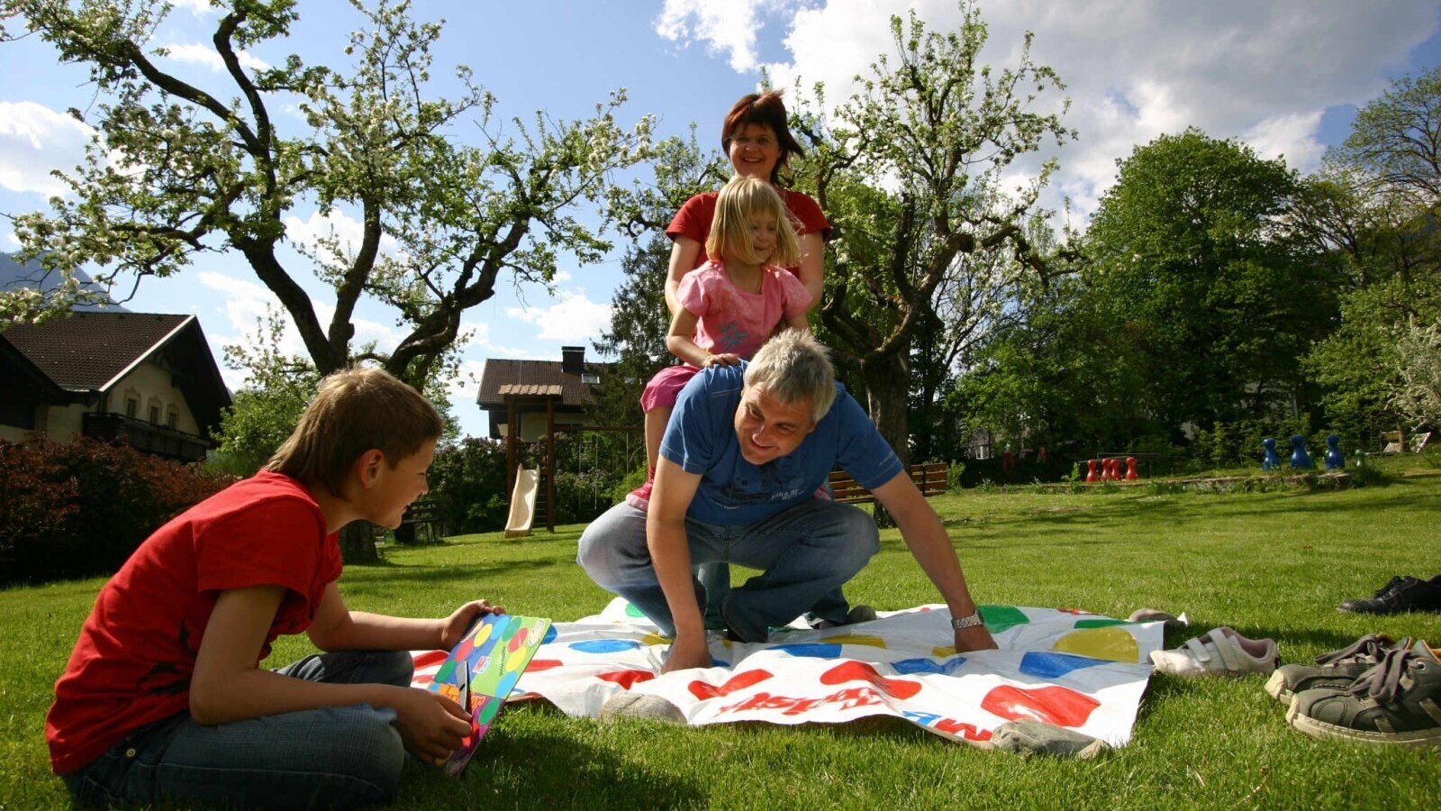 Neumis im Garten vom Spiele-Resort