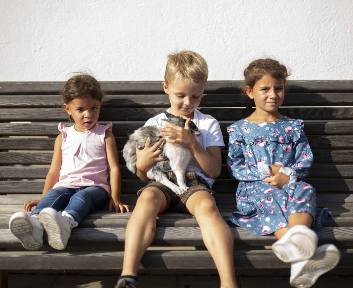 Kinder mit Katze