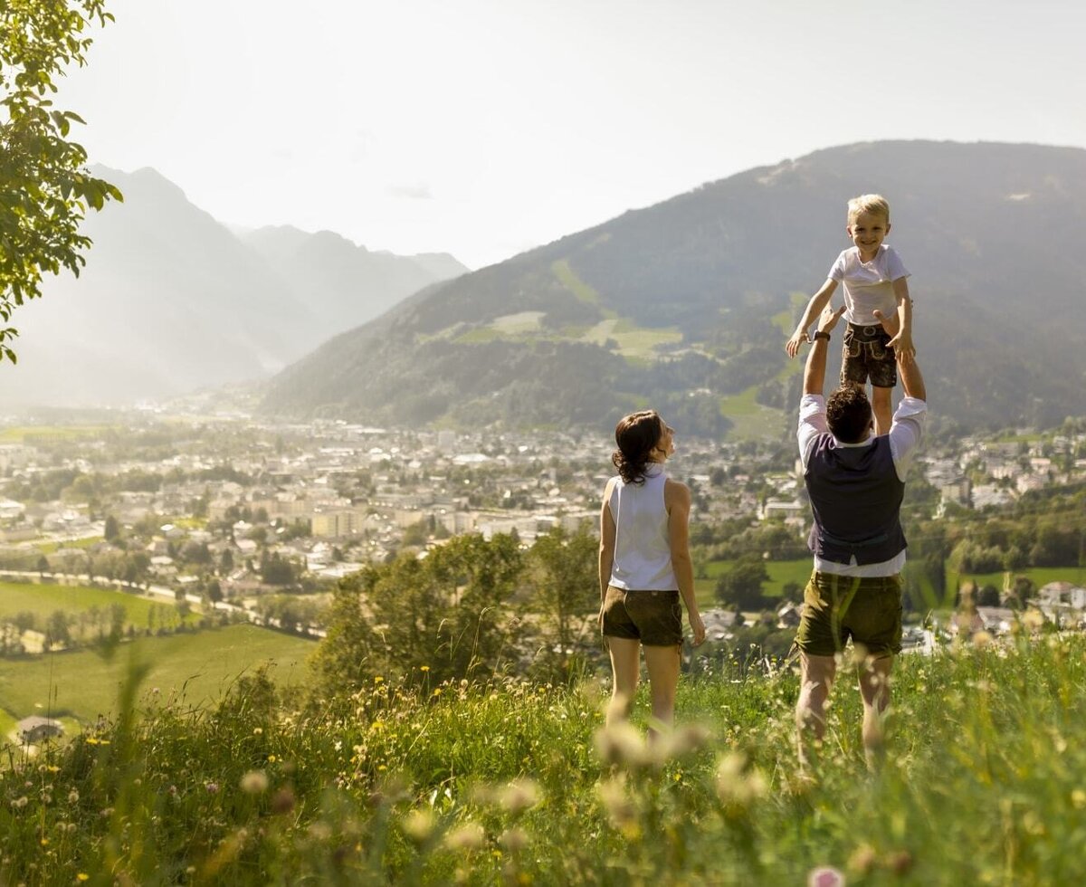 Familie in der Wiese