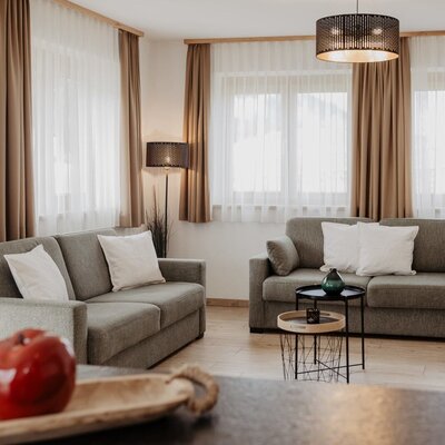 gemütlicher Wohnbereich mit Schlafsofa (Foto - (c)Victoria Hörtnagl)