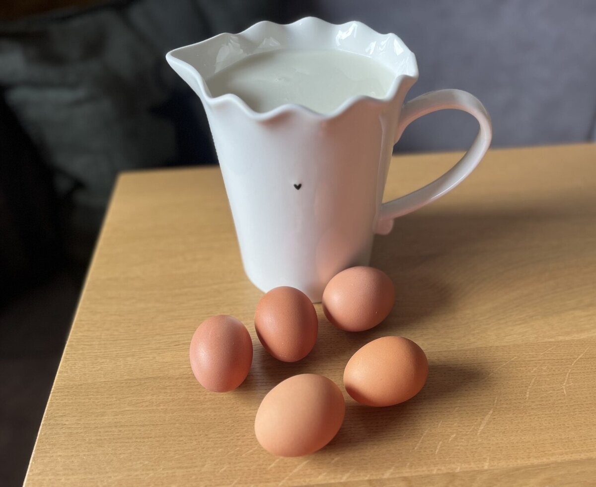 frische Milch von unseren Kühen und Eier von unseren Hühnern