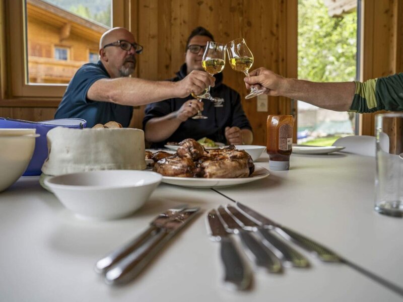 Der gemütliche Essbereich des Bauernhofs mit rustikaler Holzvertäfelung lädt zu gemeinsamen Mahlzeiten ein.
