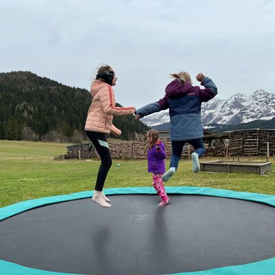 Großes Bodentrampolin im Garten