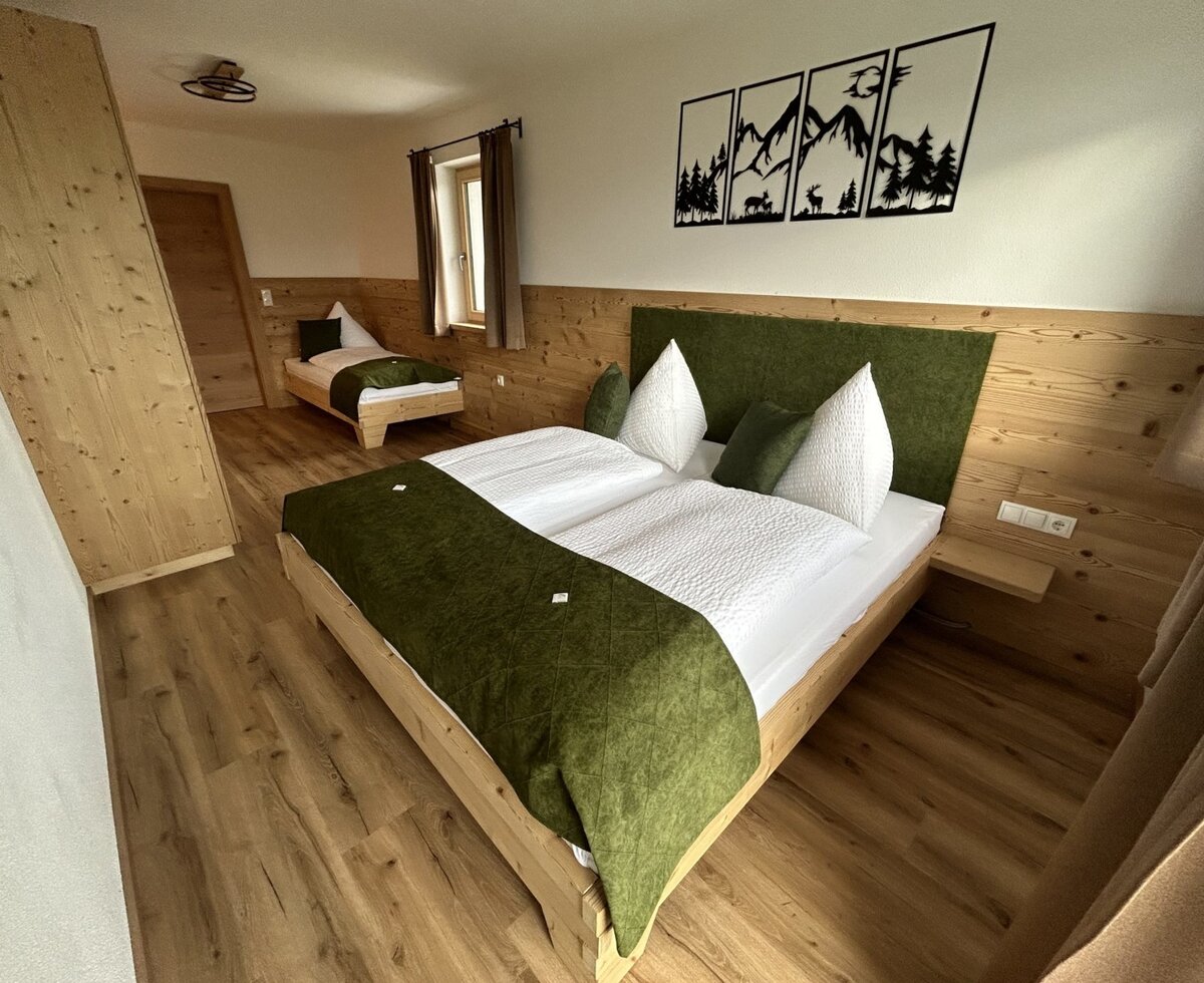 Dreibettzimmer mit Doppelbett und einem Einzelbett 