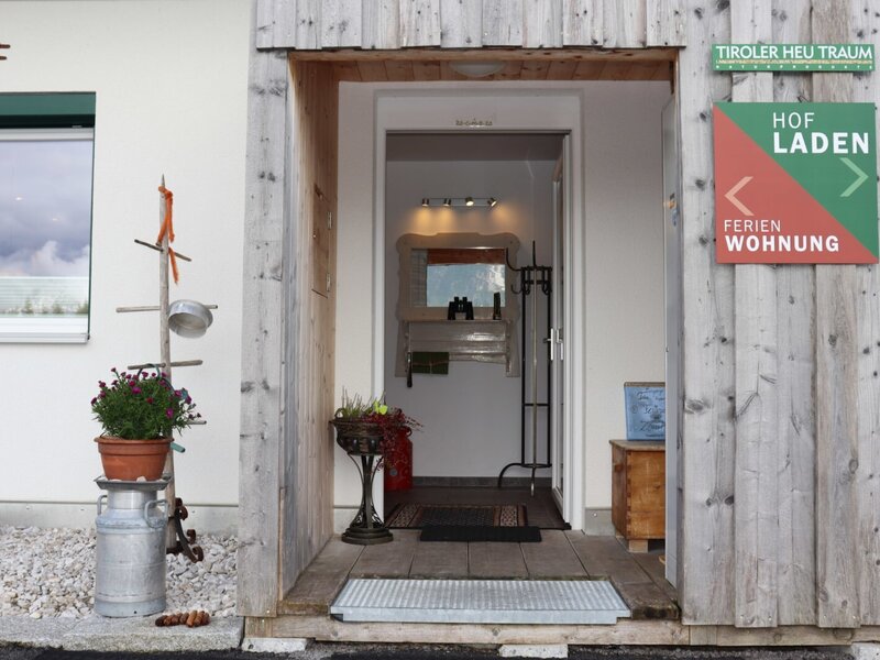 Der einladende Eingangsbereich der Appartements mit einer urigen Holzverkleidung und liebevoller Dekoration.