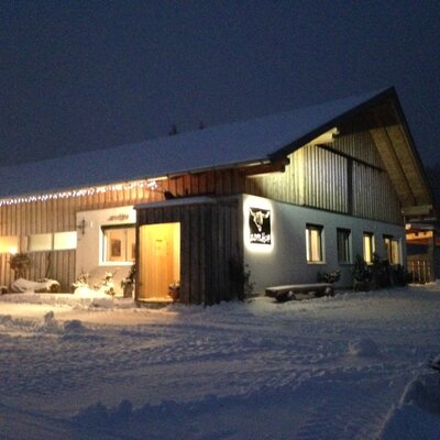 Die einladenden Appartements in einer verschneiten Winterlandschaft mit stimmungsvoller Abendbeleuchtung.