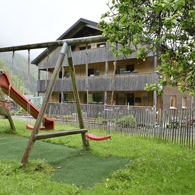 in unserem Garten gibt es viele Orte zum Schaukeln, Verstecken und Toben