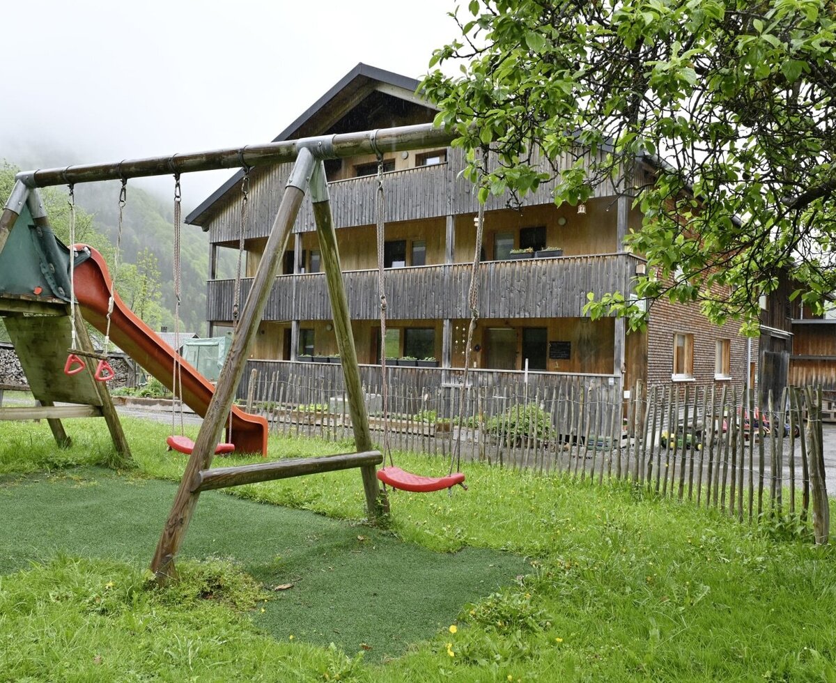 in unserem Garten gibt es viele Orte zum Schaukeln, Verstecken und Toben