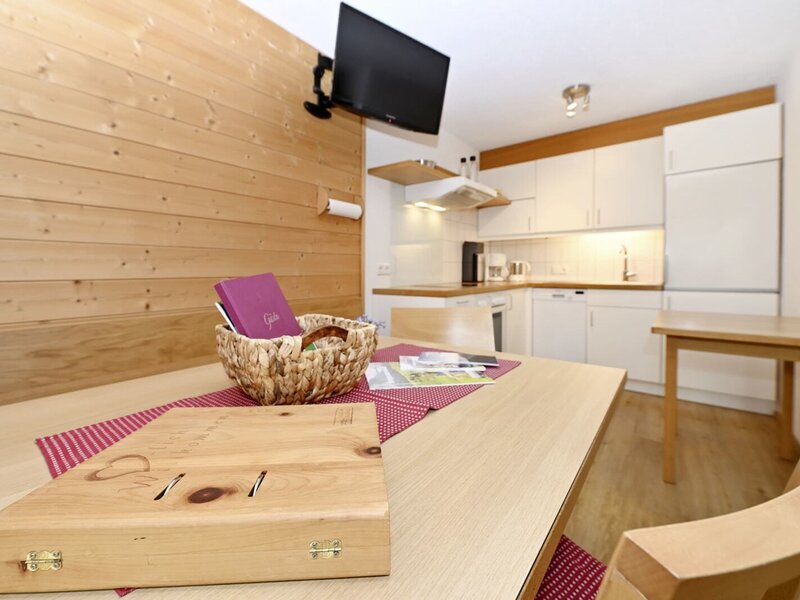 Küche mit Essplatz, in der Ferienwohnung Bergahorn.