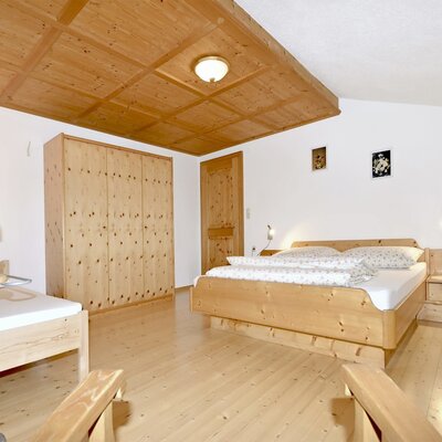 Sonnenterasse Dreibettzimmer