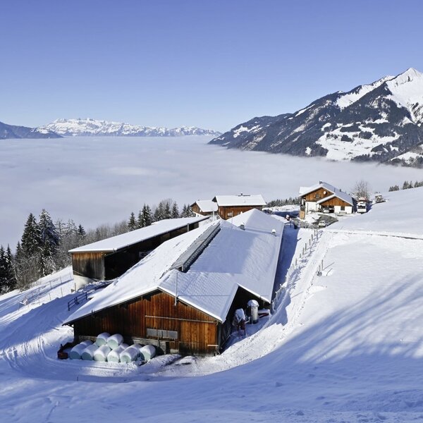 Eine Hausansicht des Berghof Burtscher im Winter.