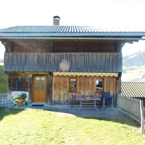 Knusperhüsle Außenansicht Terrasse im Sommer