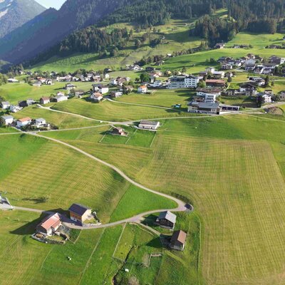 Knusperhüsle und Dorfblick auf Raggal