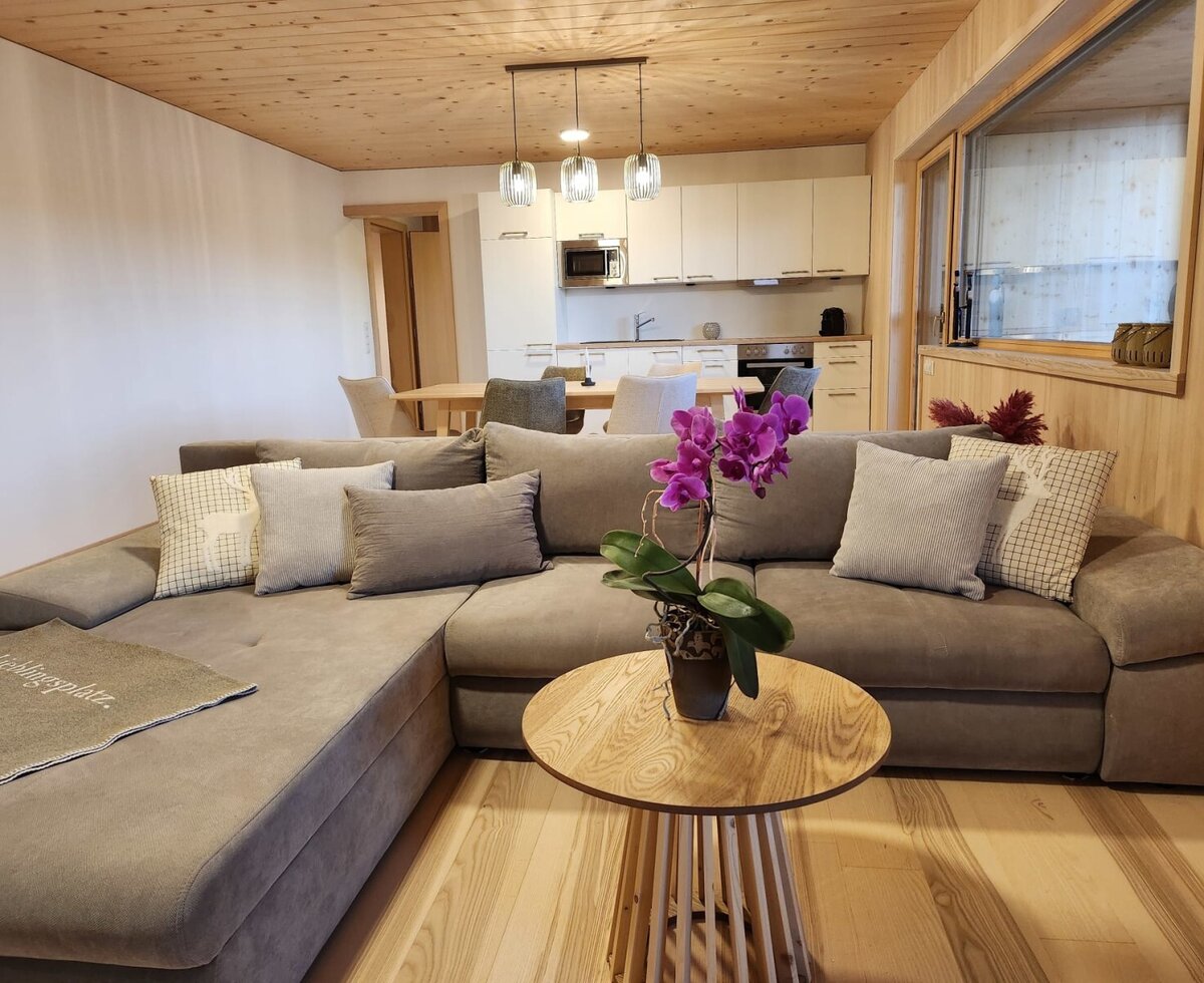 Großzügige Couch mit genügend Platz um sich Wohl zu fühlen