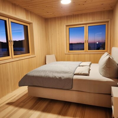 Schlafzimmer mti Kingsize Bett mit Blick auf die Berge, oder zum Sonnenuntergang