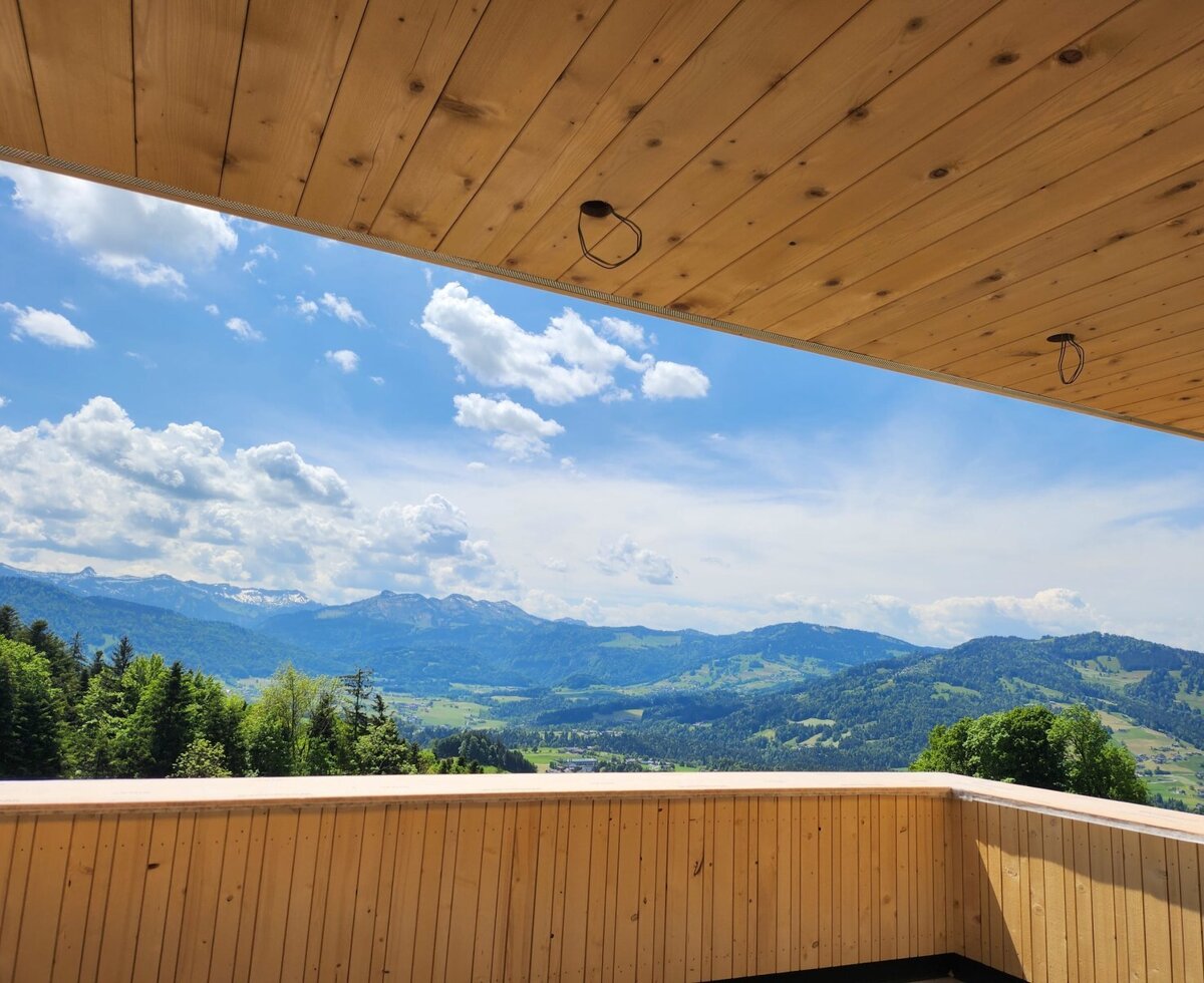 Herrlicher Panoramablick von der Terrasse Mittagsspitz