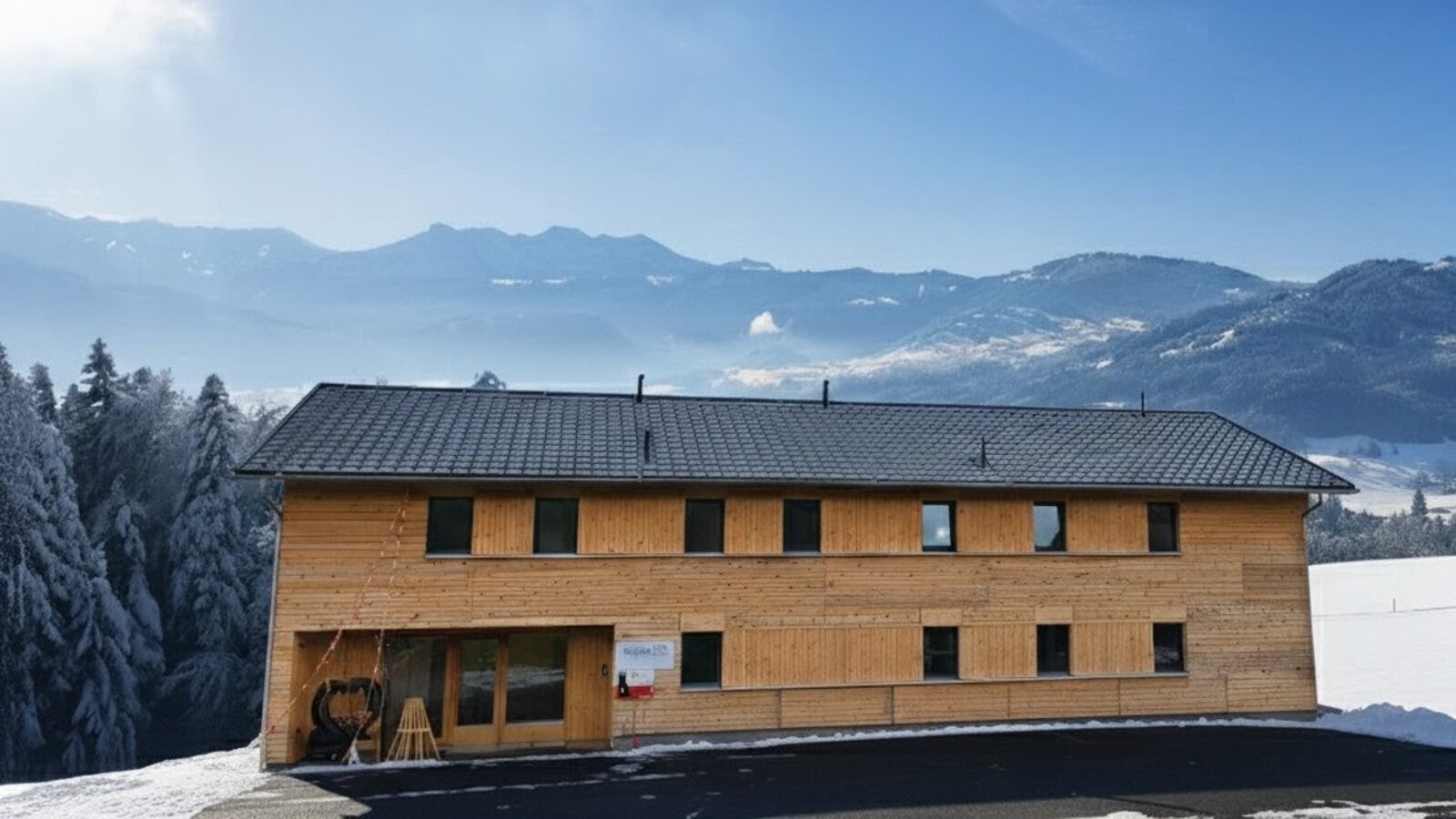 Blickfang am Rotenberg inmitten der Bregenzerwälder Schneelandschaft