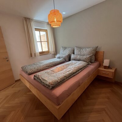 Schlafzimmer mit Doppelbett bei Familie Jäger in der Ferienwohnung in Braz/Vorarlberg
