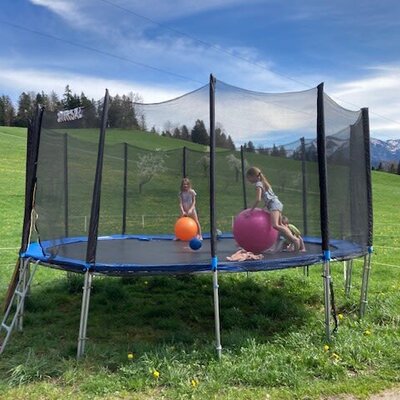 Der Spielplatz auf dem Bauernhof bietet ein Trampolin für Kinder.