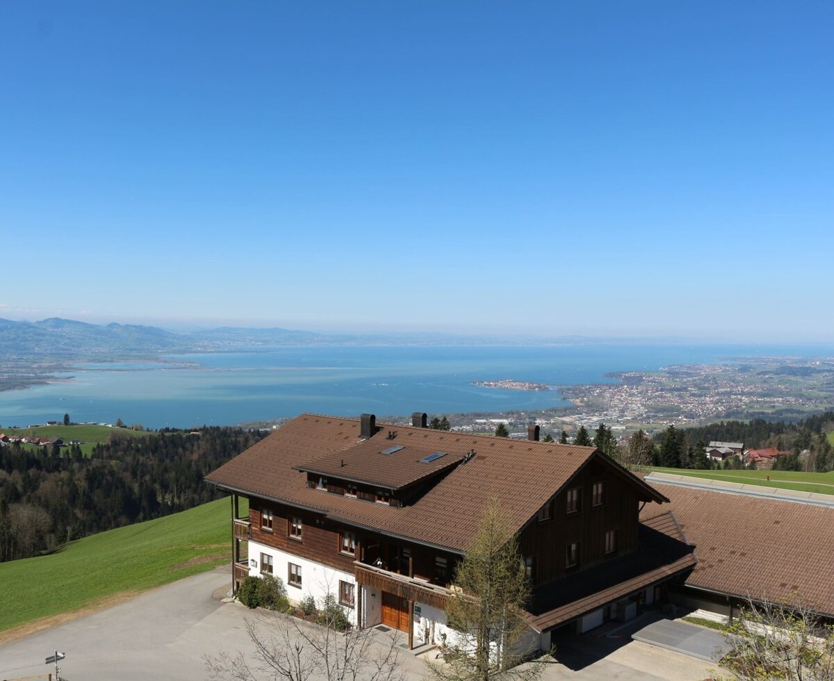 Unser Bauernhof ist der höchstgelegene Hof in der Region. Genießen Sie den fantastischen Blick über den Bondensee und die Schweizer Bergwelt.