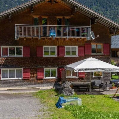 Der Bauernhof verfügt über einen Balkon, einen Außen-Sitzbereich mit Sonnenschirm, einen Kinderspielplatz mit Rutsche und Schaukeln sowie Parkplätze.