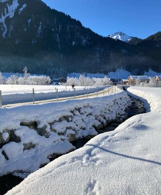 bestens präparierte Winterwanderwege erstrecken sich durchs ganze Dorf