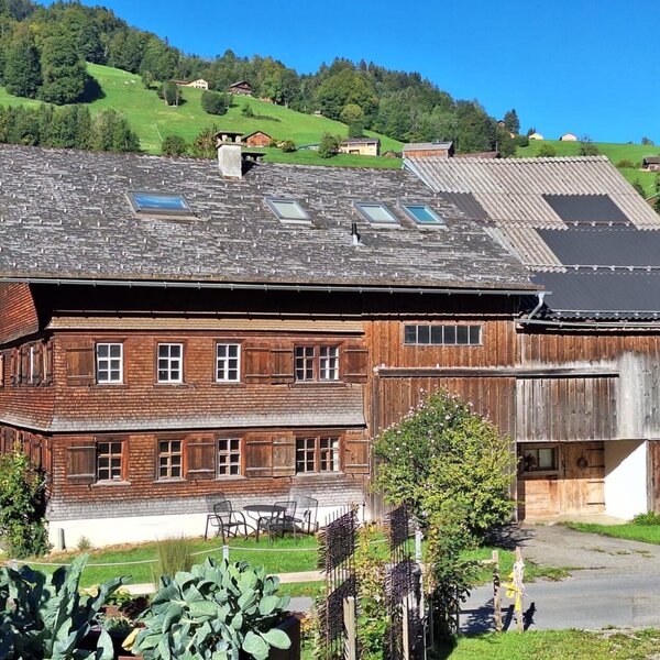 Unser Haus mit charmanter Holzfassade umgeben von Wiesen und Wäldern