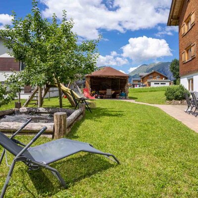 Garten und Spielplatz