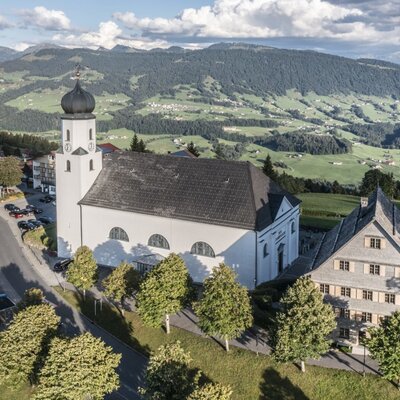 Beim wöchentlich geführten Dorfrundgang die besondere Architektur der Pfarrkirche, des alten Pfarrhofs, des Gemeindeamts usw. kennen lernen.