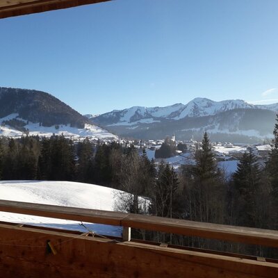 Ausblick in die verschneiten Berge