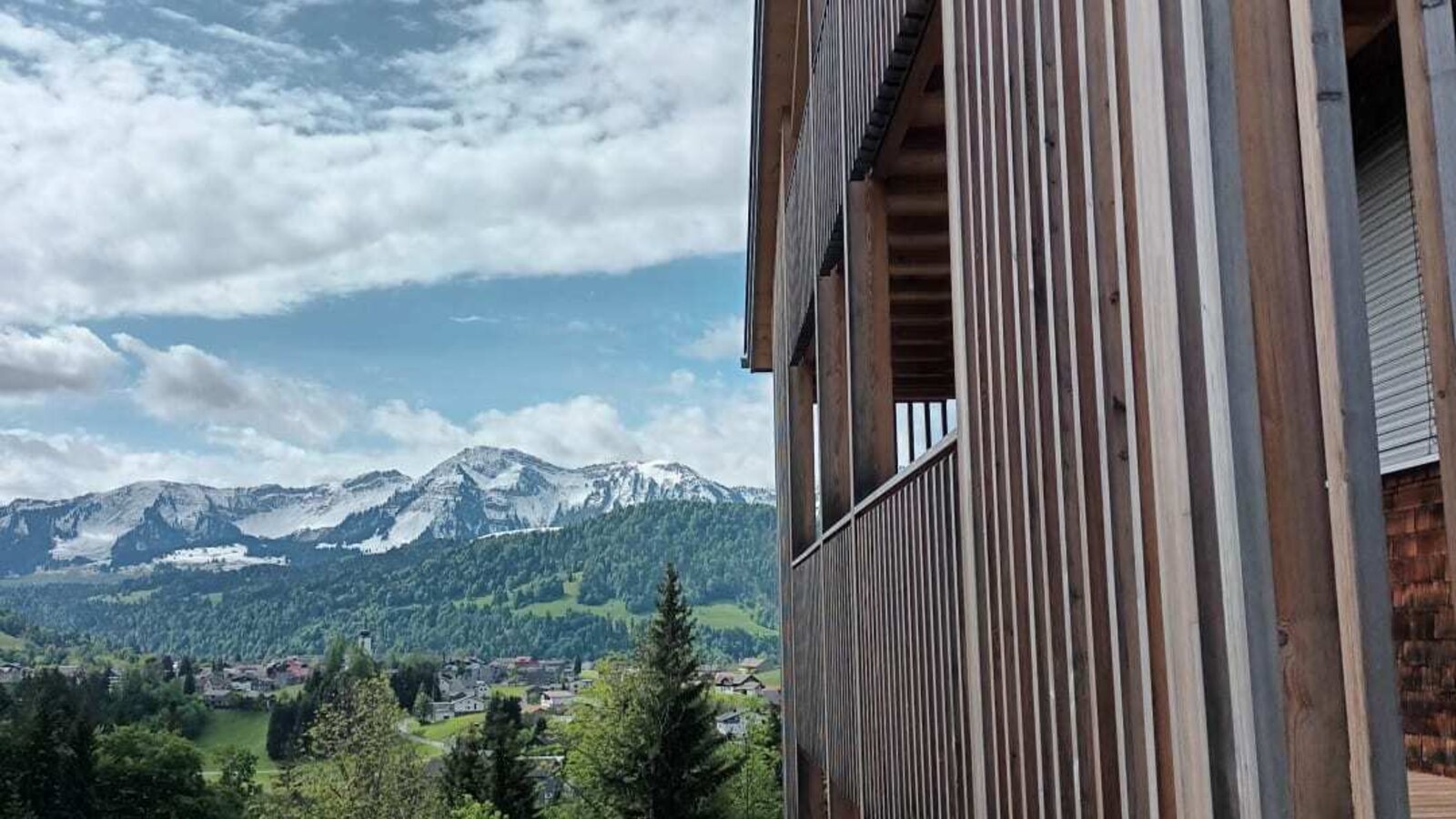 Balkon des Bauernhofs mit Blick auf die schneebedeckten Berge.