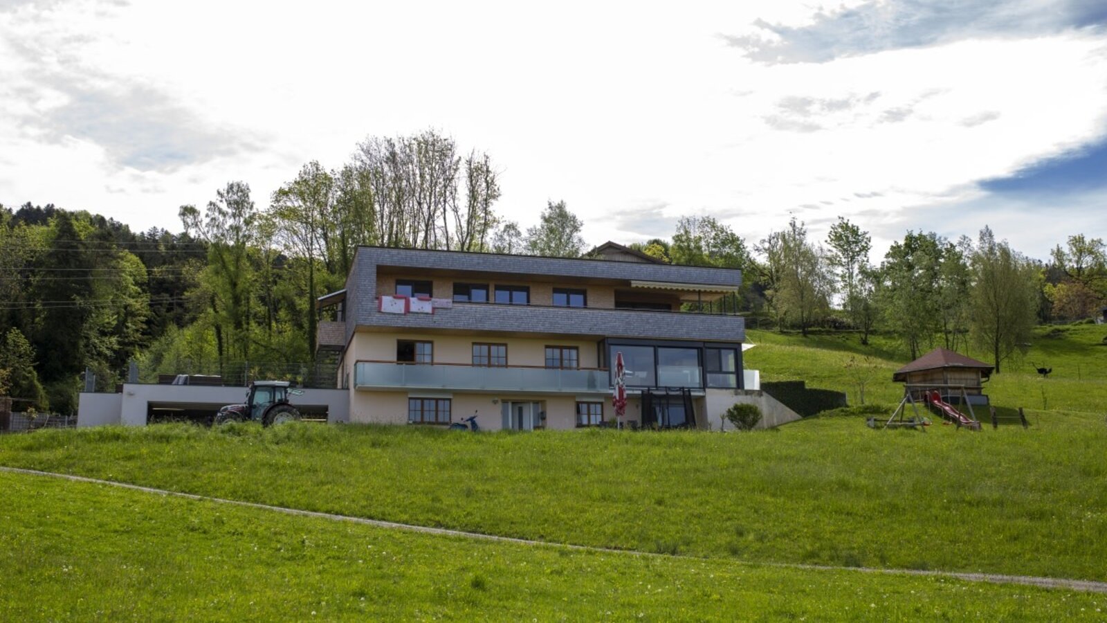 Hausblick Matt. Studio mit Gartenzugang zu vermieten. Freie Zimmer in Lochau. Urlaub am Bodensee.
