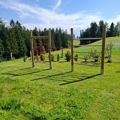 Kinderspielplatz mit Kletternetz und Sprossenwand