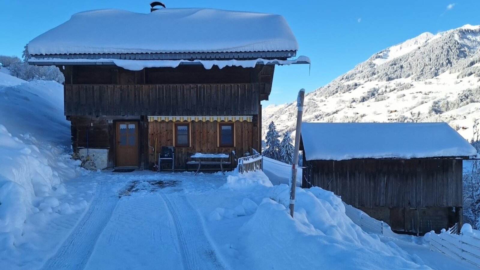 Knusperhüsle Außenansicht Winter Zufahrt