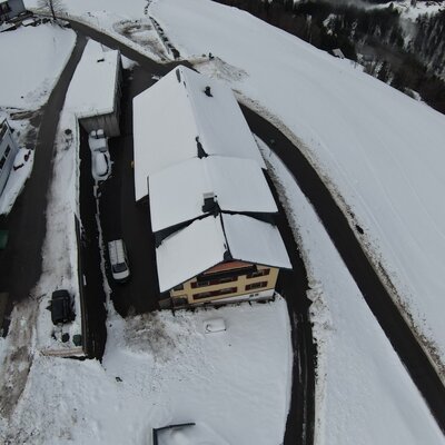 Knusperhüsle Außenansicht Winter vom Hof