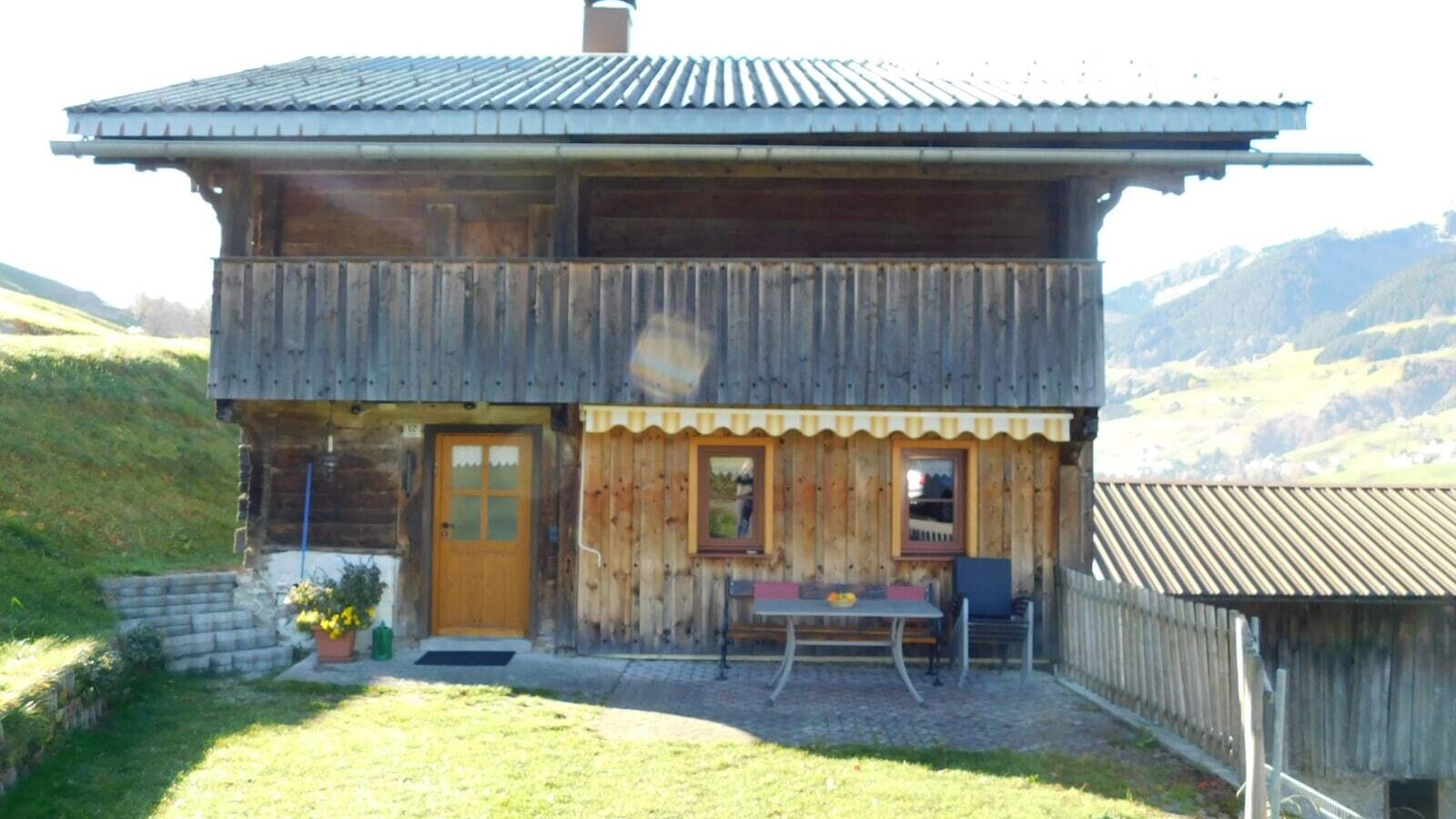Knusperhüsle Außenansicht Terrasse im Sommer