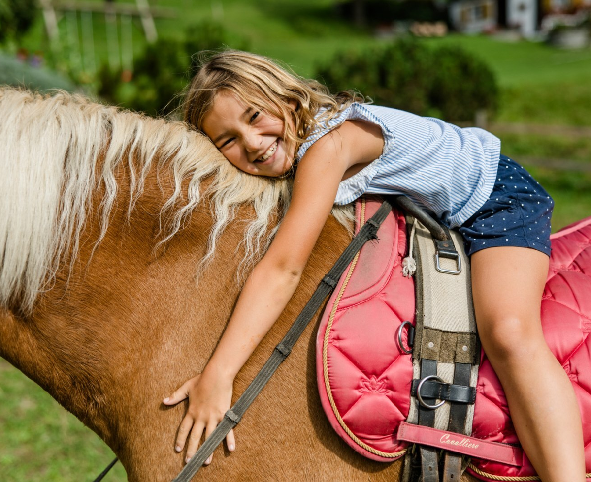 Urlaub am Reiterbauernhof. Ferien am Bauernhof. Ponyreiten im Montafon.